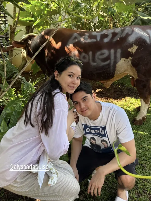 Alyssa Daguise Berfoto Bersama Sapi Kurban. [@alghazali7]