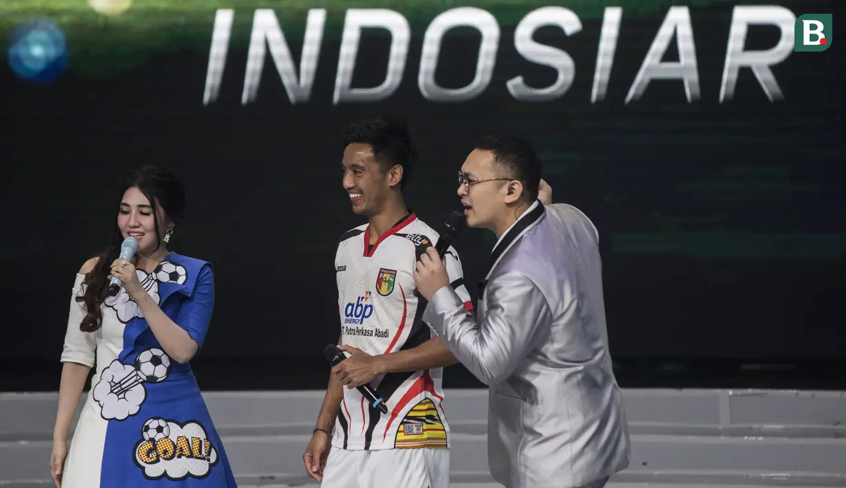 Pemain Mitra Kukar, Bayu Pradana bersiap duet nyanyi bareng Via Vallen pada acara peluncuran Liga 1 Indonesia di Studio 5 Indosiar, Jakarta, Senin (19/3/2018). Liga 1 nantinya akan diikuti oleh 18 klub. (Bola.com/Vitalis Yogi Trisna)