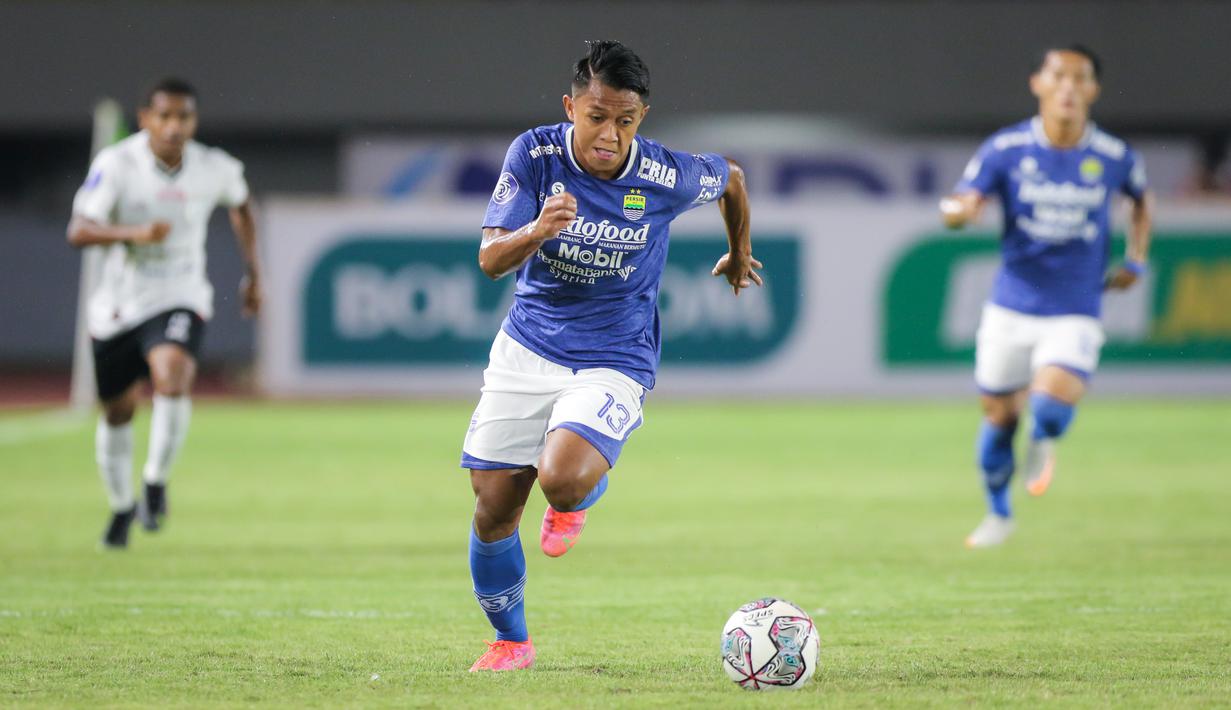 Pemain jebolan diklat Persib tersebut tercatat tak pernah sekalipun absen di laga BRI Liga 1 hingga pekan kesebelas. Febri juga berhasil mengoleksi dua gol dan satu assit. Ia benar-benar menjadi kunci sukses Persib hingga seri 2 berakhir. (Bola.com/Bagaskara Lazuardi)