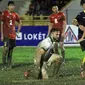 Striker Timnas Indonesia, Ilija Spasojevic, berkubang lumpur saat menghadapi Mongolia di laga kedua Aceh World Solidarity Tsunami Cup 2017, Senin (4/12/2017). (Bola.com/Eko Deni Saputra)