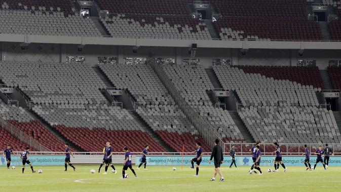 Pemain Timnas Thailand saat latihan jelang laga kualifikasi Piala Dunia 2022 di SUGBK, Jakarta, Senin (9/9). Thailand akan berhadapan dengan Indonesia. (Bola.com/M Iqbal Ichsan)