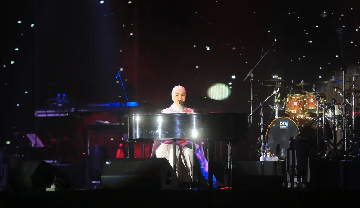 Hadir sebagai aksi pembuka, ada nyanyian merdu Putri Ariani. Ia memukau fans dengan lantunan suaranya yang fenomenal. [Adrian Putra/Fimela.com]