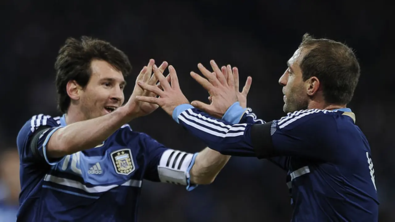 messi-zabaleta-131217b.jpg