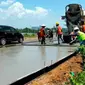 Proses perbaikan jalan Metro Tanjung Bunga (Liputan6.com)