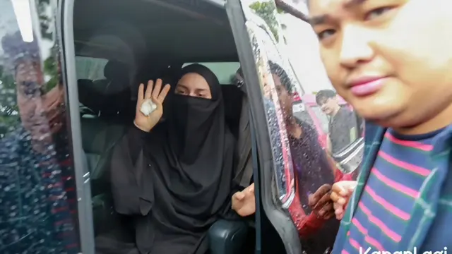 Irish Bella di Pemakaman Ayah Ammar Zoni