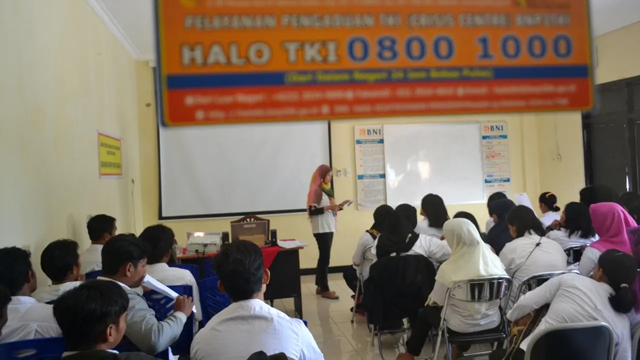 Buruh migran pra-penempatan dibekali pengetahuan perlindungan dan paralegal, sebelum berangkat ke luar negeri. (Foto: Liputan6.com/Muhamad Ridlo)