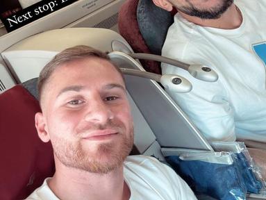 Inilah potret Ale Mac Allister bareng rekan Timnas Argentina yang sedang menuju Jakarta. 'Next stop : Indonesia' tulisnya lewat Instastory. (Liputan6.com/IG/alemacallister)