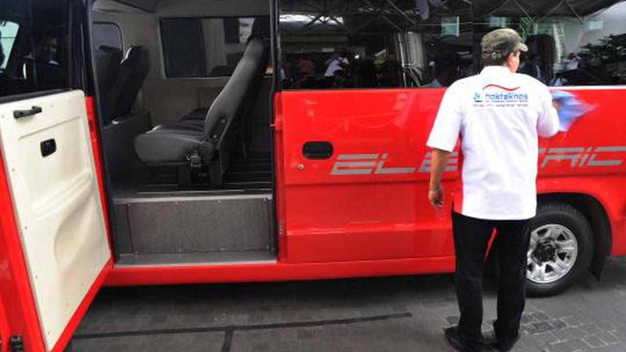 Menristek uji coba minibus listrik nasional