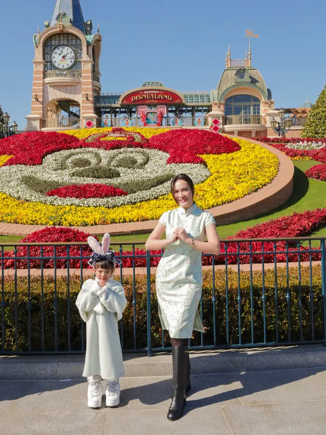 Gaya Kompak Ibu dan Anak, Shandy Aulia–Claire Herbowo Tampil Serasi di Berbagai Momen