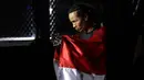 Petarung Indonesia, Priscilla Lumban Gaol, bersiap menghadapi petarung Filipina, Angelie Sabanal, pada laga One Championship di Istora Senayan, Jakarta, Sabtu (17/11). Priscilla meraih kemenangan angka di kelas atomweight. (Bola.com/Yoppy Renato)