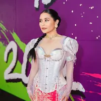 Prilly Latuconsina tampil edgy dan chic dengan kebaya dan kalung choker emas [IG Prilly Latuconsina]