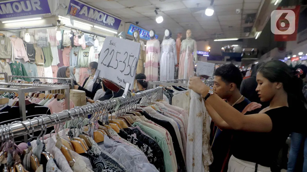 Pasar Tanah Abang Ramai Dikunjungi Warga