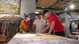 Peter Schmeichel menyimak dengan seksama, proses pembuatan batik tulis, sekaligus menikmati suguhan motif-motif batik yang indah. (Dok. Vidio)