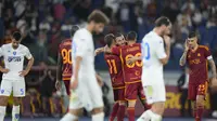 Pemain AS Roma merayakan gol yang dicetak Bryan Cristante dalam laga kontra Empoli di Stadion Olimpico, Roma, Senin (18/9/2023) dini hari WIB. AS Roma menang telak 7-0 dalam pertandingan itu. (AP Photo/Alessandra Tarantino)