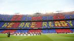 Suporter Barcelona menyiapkan atraksi di  Nou Camp jelang laga semifinal melawan Bayern Muenchen. (Reuters/Kai Pfaffenbach)