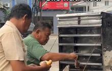 Tak Sengaja Tabrak Gerbang Rumah Orang, Penjul Roti Ini Malah Dapat Berkah