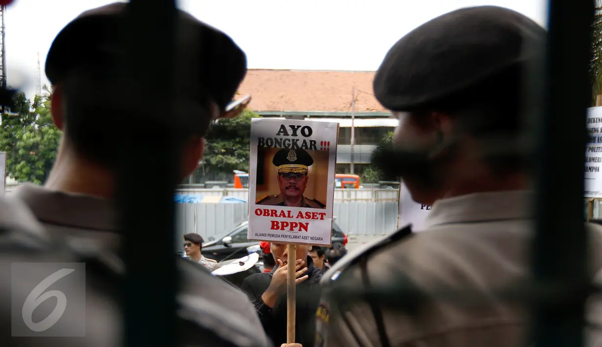 Massa membawa poster bertuliskan ‘Ayo Bongkar Obral Aset BPPN’ saat berdemo di depan Kejaksaan Agung, Jakarta, Rabu (2/9/2015). Massa menuntut penuntasan perampokan aset BPPN tahun 2003 yang merugikan negara ratusan triliun. (Liputan6.com/Yoppy Renato)