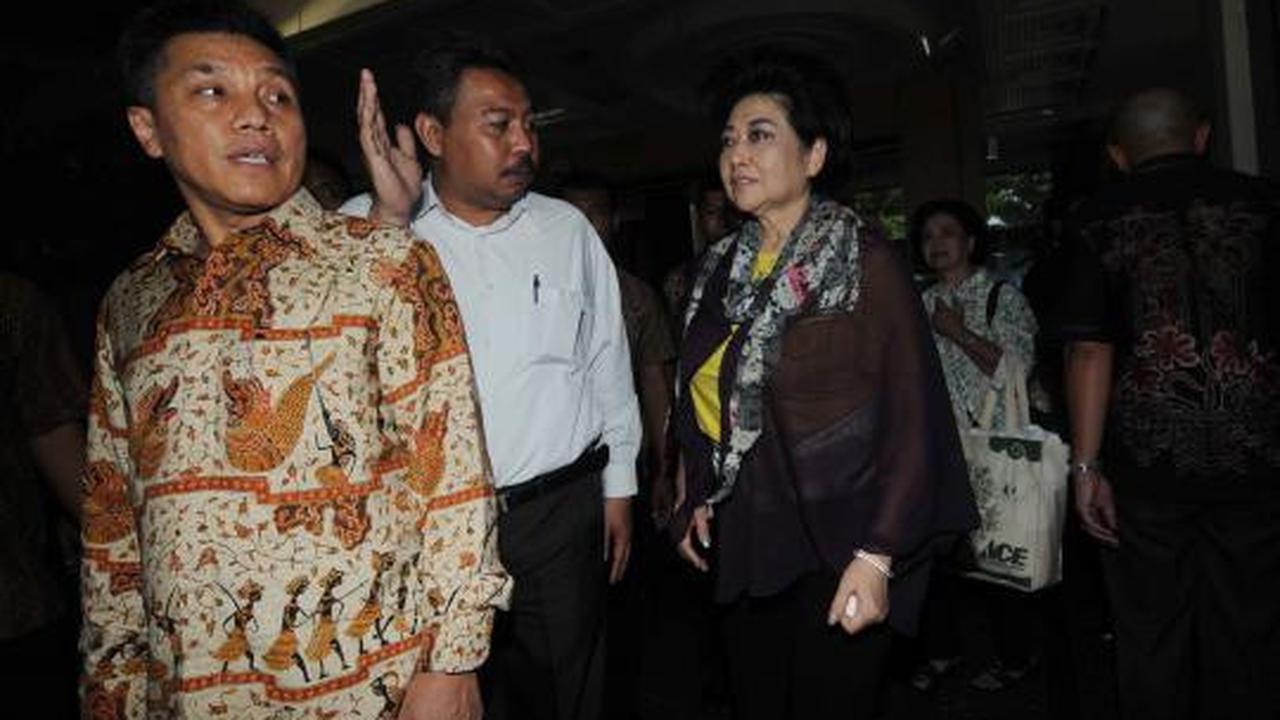 Usai jalani sidang mendengarkan saksi, Siti Hartati tersenyum 