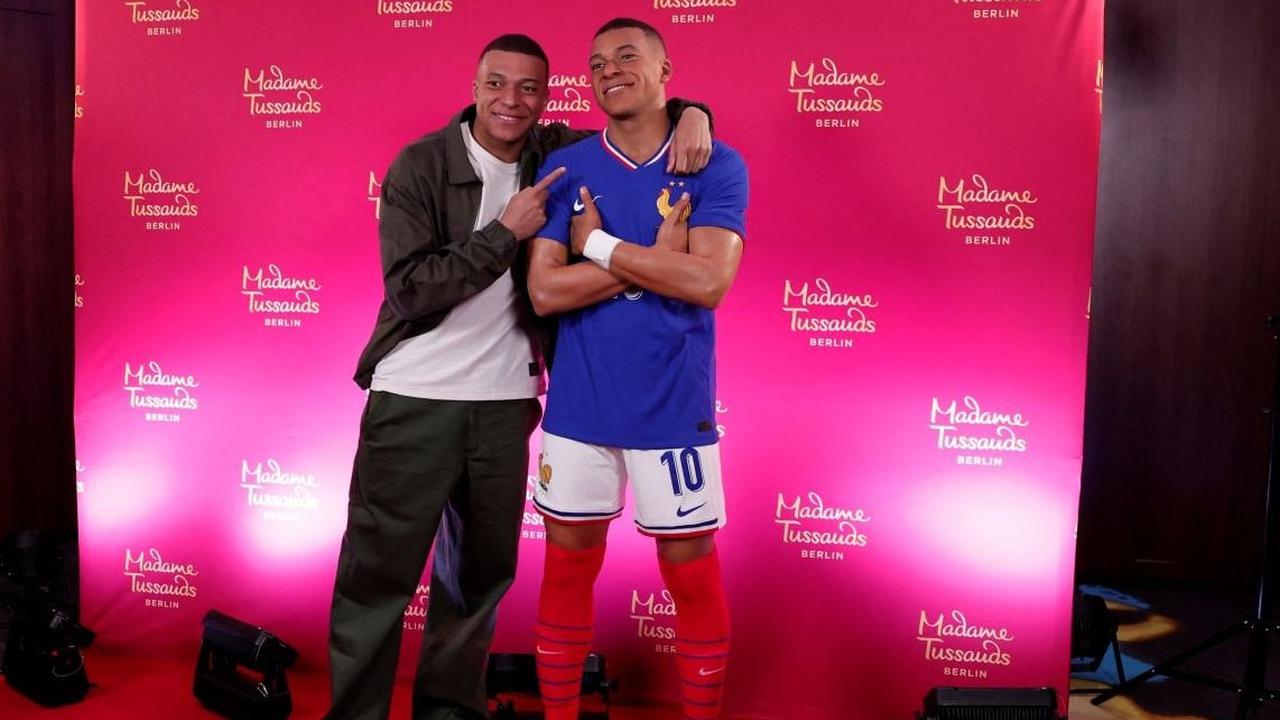 Pemain Timnas Prancis, Kylian Mbappe berpose dengan patung lilin barunya saat  Peresmian Patung Lilin Kylian Mbappe di Molitor Hotel, Paris, Prancis 16 Mei 2024. Foto: REUTERS / Gonzalo Fuentes