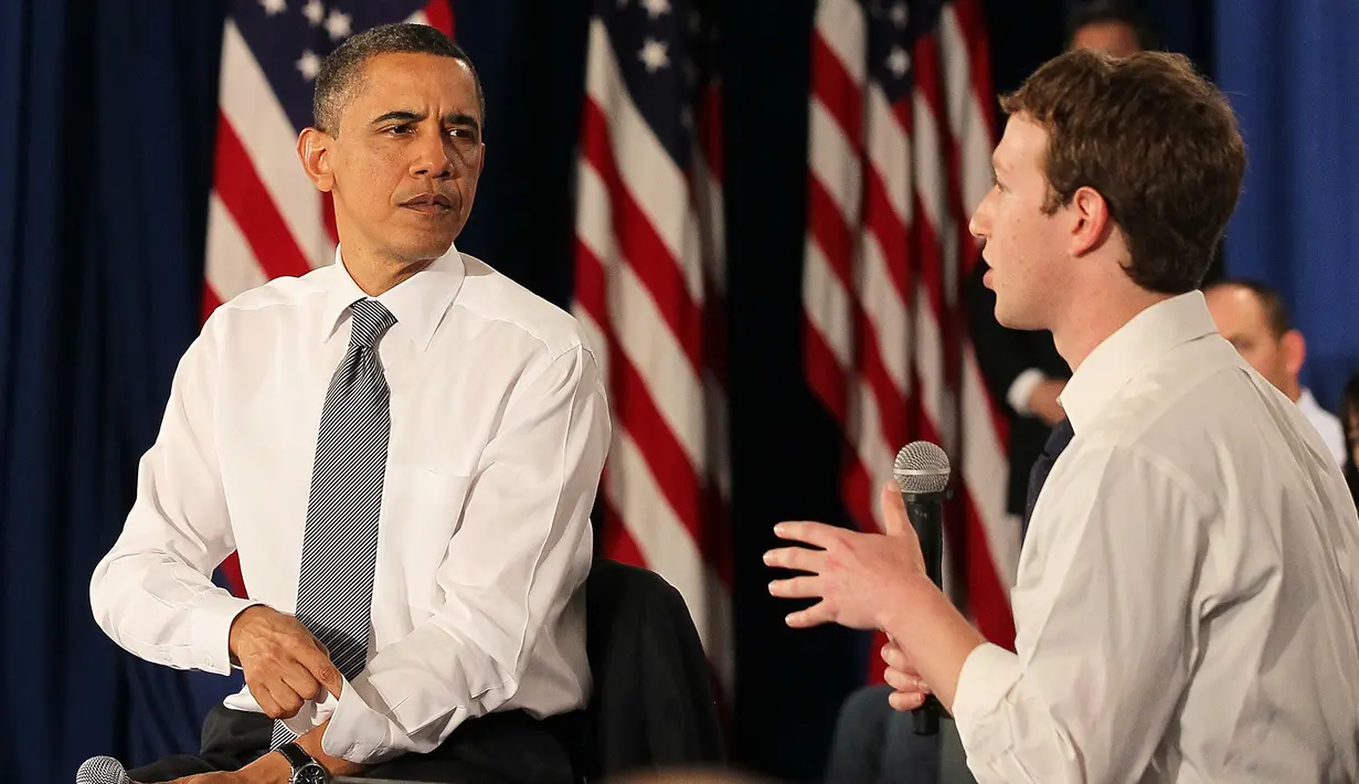 Presiden AS, Barack Obama berbincang dengan CEO Facebook Mark Zuckerberg dalam sebuah pertemuan balai kota di markas Facebook di Palo Alto, California pada tanggal 20 April 2011. (Justin Sullivan / Getty Images / AFP)
