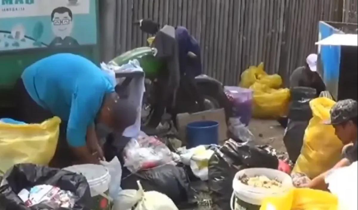 Memilah sampah yang sulit terurai.