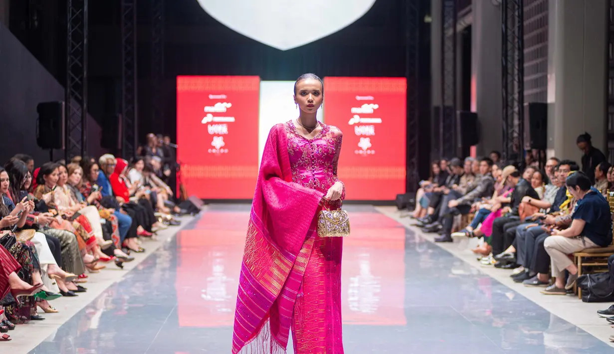 Dalam pergelaran 25 tahun ini, Merdi merangkum lima pilar utama, yaitu Sustainable Design & Eco-Fashion, Seni Kolaboratif & Pelibatan Masyarakat, Revitalisasi & Reinventing Ulos, Etnomatika & Vernacular Design, dan Perempuan Indonesia. [Dok/Merdi Sihombing].