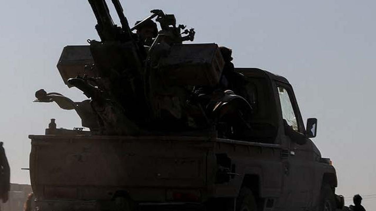Dalam parade tersebut pasukan Houthi mengerahkan sejumlah kendaraan dengan senapan mesin serta sejumlah peluncur mortir dan senjata laras panjang.