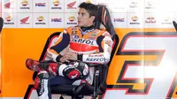 Pebalap MotoGP  asal Spanyol, Marc Marquez bersantai sebelum mulai balapan di Sikuit Ricardo Tomo, Valencia,(10/11/2015).  (EPA/Manuel Bruque)