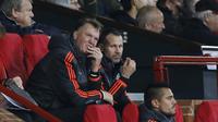  Pelatih Manchester United, Louis van Gaal dan asisten manager Ryan Giggs saat menyaksikan laga lanjutan liga Champions grup B antara Manchester United dan PSV Eindhoven di Stadion Old Trafford, Manchester, Kamis (26/11/2015). (Reuters/Carl Recine)