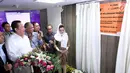 Ketua DPR Bambang Soesatyo (kemeja putih) didampingi Ketua KPK Agus Rahardjo meresmikan Klinik Elektronik Laporan Harta Kekayaan Penyelenggara Negara (e-LHKPN) di Gedung DPR-MPR, Kompleks Parlemen Senayan, Senin (12/2). (Liputan6.com/Johan Tallo)