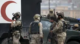 Anggota pasukan reaksi cepat Afghanistan dikerahkan ke lokasi ledakan di Kabul, Selasa (19/4). Suara ledakan terdengar dan mengguncang kaca jendela hingga radius beberapa mil. (REUTERS/Omar Sobhani)
