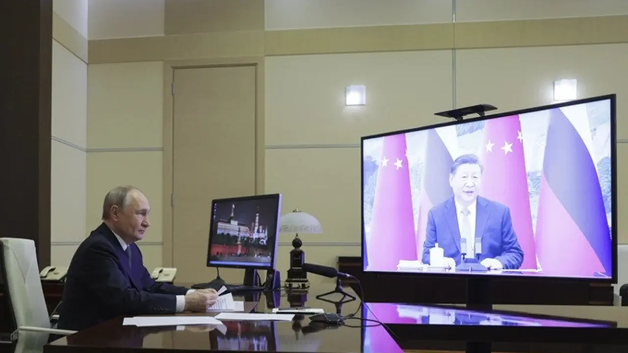 Presiden Rusia Vladimir Putin saat berbicara dengan Presiden China Xi Jinping melalui konferensi video, Selasa (21/1/2025).