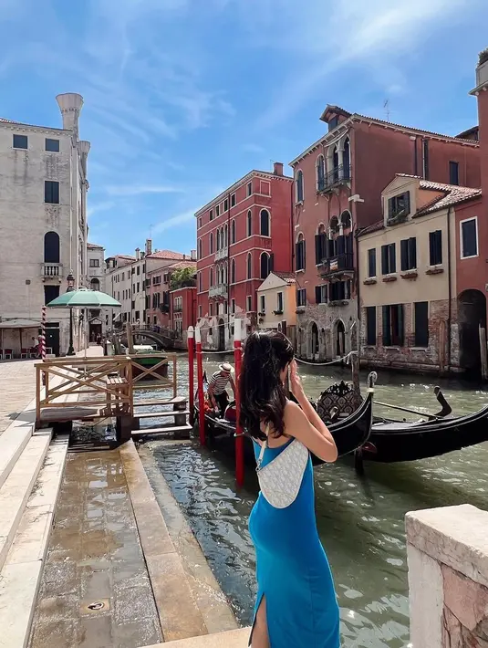 Beby Tsabina bersiap menaiki gondola untuk mengelinggi sungai venesia di Italia. Diketahui Beby Tsabina Kini tengah mempersiapkan kelanjutan pendidikannya di Amerika Serikat. (Instagram/bebytsabina)