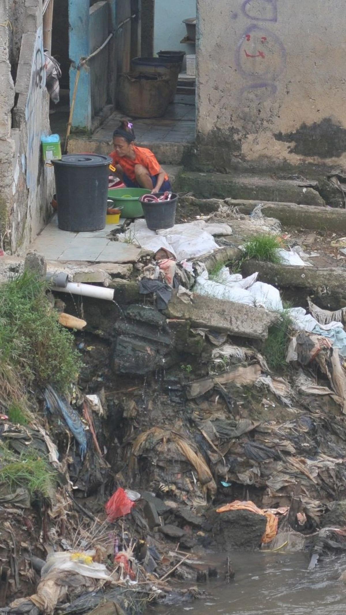 Deretan bangunan kumuh yang berdiri sepanjang bantaran Kali Ciliwung di Jakarta semakin mencolok. Kondisi ini mencerminkan realitas sosial yang memprihatinkan di ibu kota negara.&nbsp;Foto: merdeka.com / Imam Buhori
