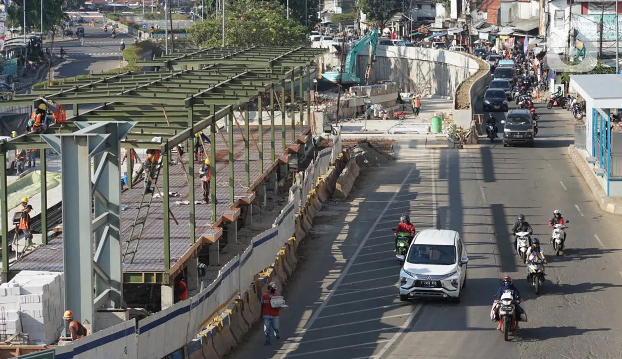 Pekerja menyelesaikan pembangunan proyek Underpass Senen Extension di Jakarta, Selasa (7/7/2020). Proyek yang menelan anggaran mencapai Rp 121,1 miliar dan ditargetkan selesai pada Desember 2020 tersebut diharapkan dapat mengurai kemacetan di kawasan tersebut. (Liputan6.com/Immanuel Antonius)