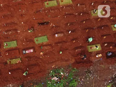 Foto aerial lokasi makam jenazah terduga terinfeksi COVID-19 di TPU Pondok Ranggon, Jakarta, Jumat (8/5/2020). Lahan khusus pemakaman korban COVID-19 yang berlokasi di blok AA-1 sudah penuh sehingga pemakaman jenazah baru dilakukan di lahan sekitar BLAD 115. (Liputan6.com/Helmi Fithriansyah)