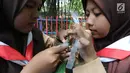 Pelajar mempraktikkan teknik cangkok saat mengikuti kegiatan belajar bersama taruna tani di areal pertanian Karang Taruna Cibinong, Bogor, Kamis (22/11). Kegiatan ini memperingati Hari Pohon Sedunia yang jatuh pada 21 November. (Merdeka.com/Arie Basuki)