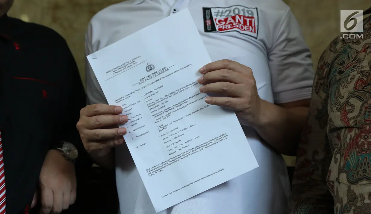 Seniman, Dhani Ahmad Prasetyo menunjukkan surat laporan usai membuat pelaporan dugaan persekusi di Bareskrim Mabes Polri Gedung KKP, Jakarta, Jumat (19/10). Dhani Ahmad merasa mendapat n persekusi saat di Surabaya. (Liputan6.com/Helmi Fithriansyah)