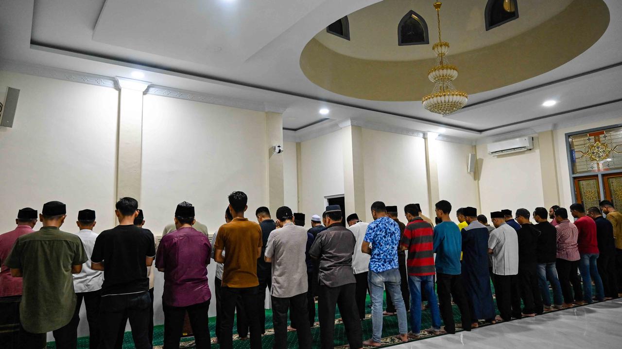 FOTO: Warga Aceh Sambut Gerhana Bulan Total dengan Shalat dan Observasi Langsung