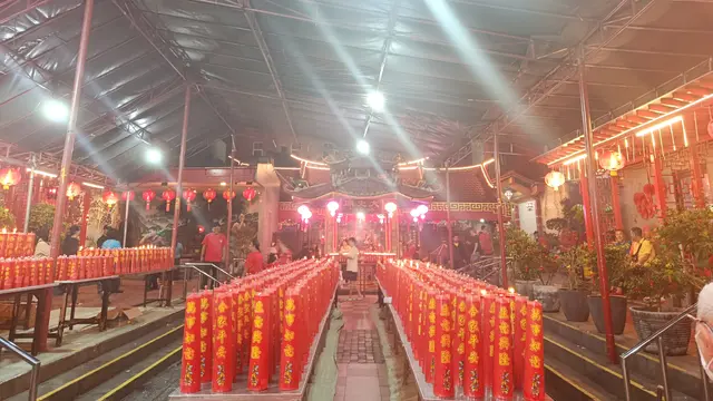 Lampion dan lilin merah tampak mendominasi dekorasi Klenteng Toa Se Bio yang buka 24 jam selama Imlek. (Liputan6/Rifqy Alief)