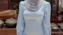 Dalam balutan long dress berwarna biru muda yang dirancang oleh @mawaddatulhaq dan di-styling oleh @erichalamin, Aurel tampil sempurna, memadukan nuansa klasik dan modern yang begitu memikat. [@aurelie.hermansyah].