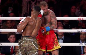 Anthony Joshua membuat Jake Paul tak berdaya (AFP)