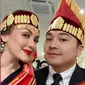 Rianti Cartwright baru dinikahkan secara adat saat sang mertua meninggal dunia. Ia mengenakan kebaya hitam dan kain songket silver [@riantic]