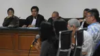 Terdakwa Presiden Direktur PT Sentul City, Kwee Cahyadi Kumala (KCK) alias Swie Teng menyimak keterangan saksi saat sidang lanjutan di Pengadilan Tipikor, Jakarta, Senin (30/3/2015). (Liputan6.com/Herman Zakharia)