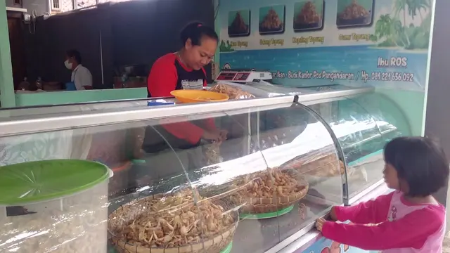 Nampak seorang pengunjung anak kecil tengah melihat ragam ikan tepung oleh-oleh khas Pangandaran yang cukup renyah