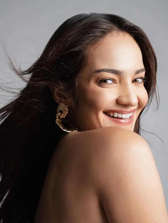 Rambut panjangnya dibiarkan tergerai dan ditata ikal. [Foto: Instagram/winstongomez]