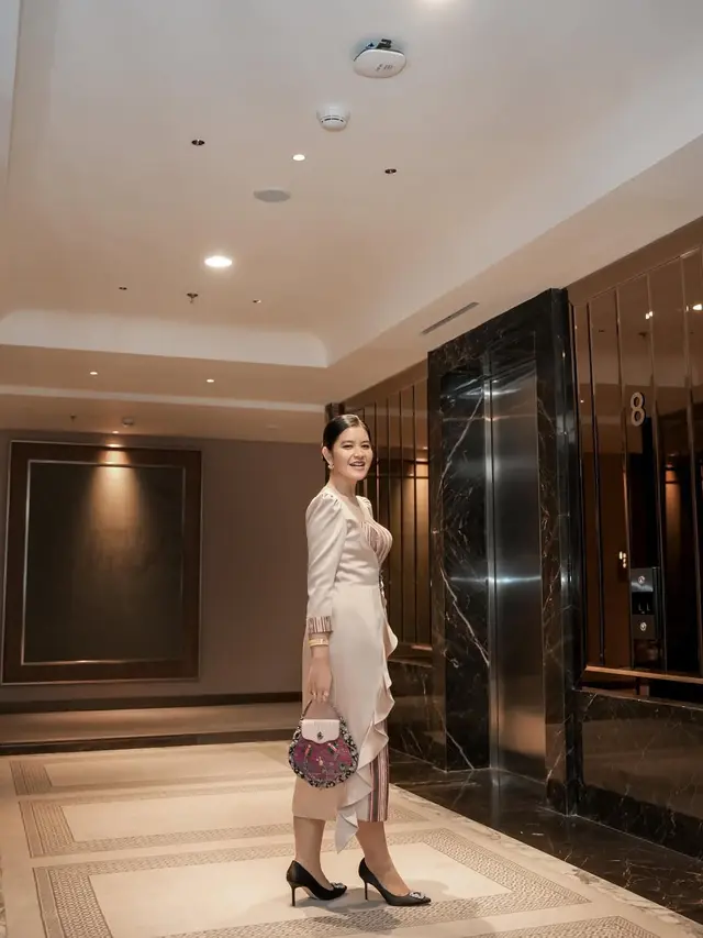 Potret Kahiyang Ayu Tampil Berwastra Serba Pink dengan Heels Rp20jutaan, Jadi Inspirasi Outfit Kondangan yang Feminin