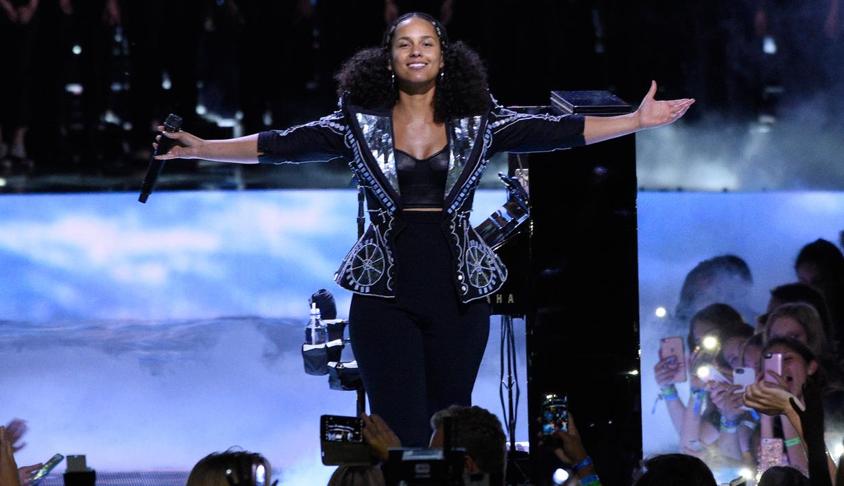 Penyanyi Alicia Keys saat menghibur penonton dalam acara WE Day California di Inglewood, California, AS (27/4). Alicia Keys tampil cantik meski tanpa mengenakan make up. (AP Photo/Chris Pizzello)