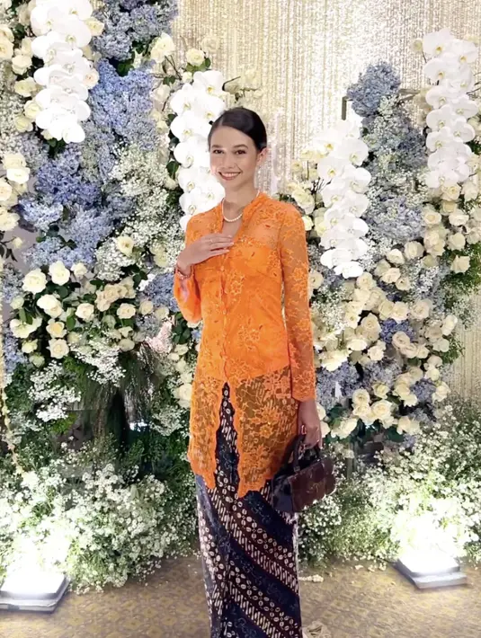 Adapun aksesori pemanis yang jadi penyempurna tampilannya terlihat pada anting dan kalung mutiara. [Foto: instagram/ Yuki Kato]