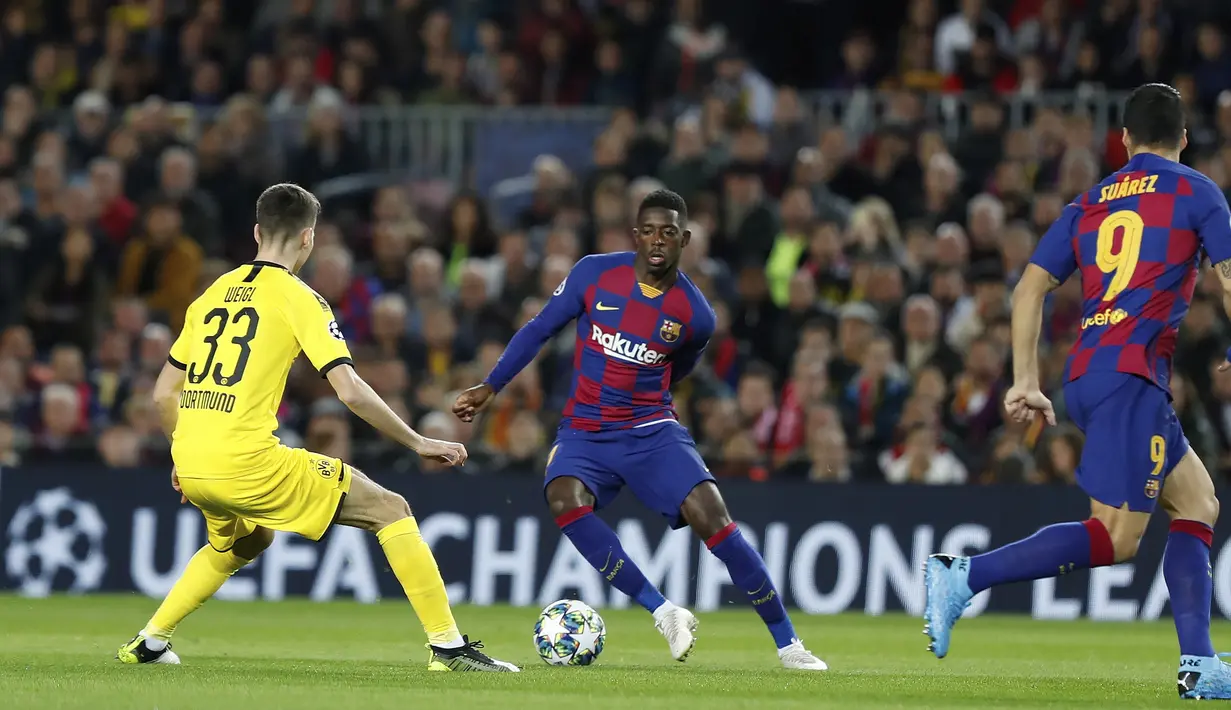 Penyerang Barcelona, Ousmane Dembele (tengah) berusaha melewati pemain Borrusia Dortmund, Julian Weigl pada pertandingan Grup F Liga Champions di stadion Camp Nou, Spanyol (27/11/2019). Barcelona menang 3-1 atas Dortmund. (AP Photo/Joan Monfort)